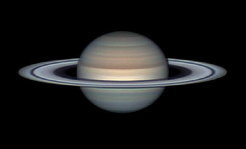 今夜，我们将迎来年度“土星时刻”由于土星将在北京时间8月27日16点28分到达冲位达到冲位，意味着它将位于太阳的正对面，而地球位于中间