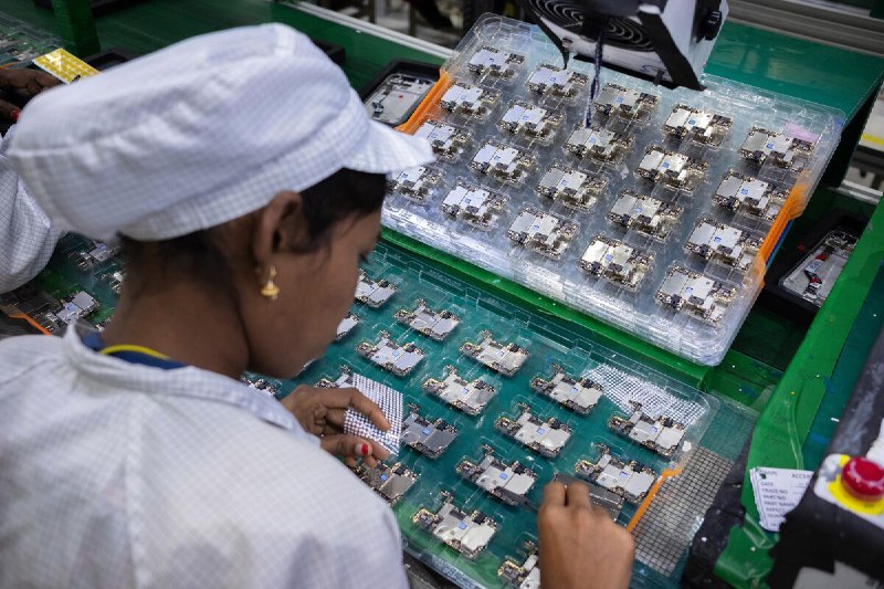 AI 热潮遇冷？鸿海四季度净利润不及预期作为英伟达 AI 服务器的核心组装商，鸿海精密（富士康）最新披露的财报利润意外低于预期，去年 12 月的季度净利润为新台币 452 亿元，同比下滑 2.4%，远低于分析师平均预期的新台币 599 亿元