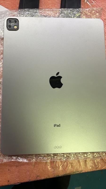 #News #APPLE据 sonnydickson 网站报道，他们已经获得了苹果即将推出的 iPad Pro 硬件的最终设计模型，该硬件显示出来的三摄相机和之前的消息不谋而合