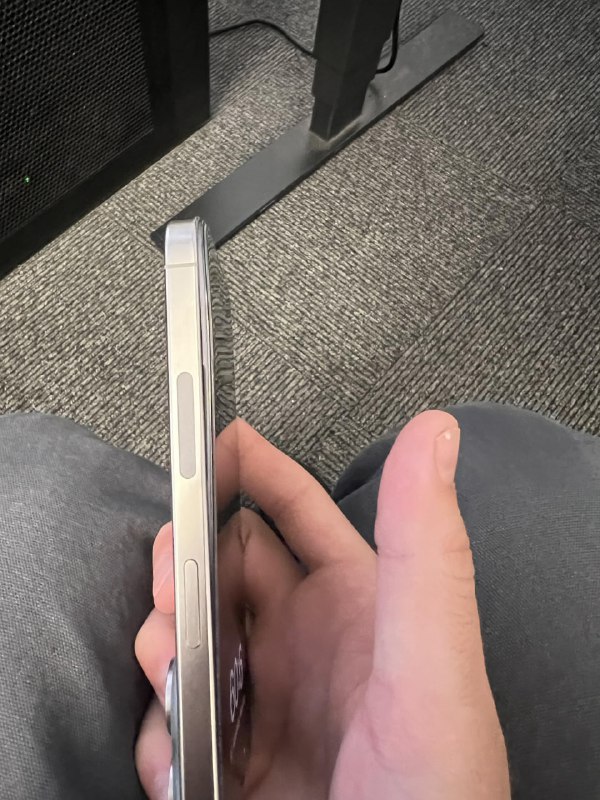首例iPhone 15 Pro电池鼓包事件出现 原因可能是过热一位用户名为 u/Leather_Cheerio_402 的 Reddit 用户说 iPhone 15 Pro 是在星期一拿到的，一开始根本没有注意到电池鼓包