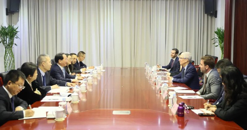工信部部长会见苹果公司首席执行官库克2024年10月23日，工信部部长金壮龙在北京会见苹果公司 CEO 库克，双方就苹果在华发展、数据安全管理和云服务等议题交换意见
