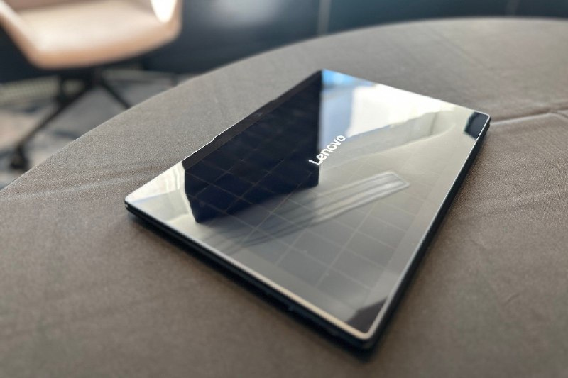 联想太阳能Yoga PC：工作永不停歇联想在MWC 2025展示了一款Yoga Solar PC概念笔记本，其A面覆盖太阳能板，转换率高达24%