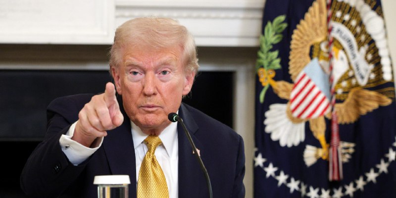 特朗普宣布向美国民众发放人均超 2000 美元的“关税分红”美国总统特朗普于当地时间周日宣布，将向“大多数美国人”发放至少2000美元的“关税分红”