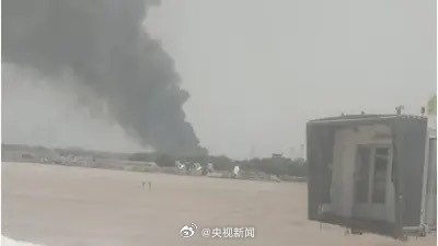 印度一架载超百人的波音787在机场附近坠毁一架客机12日在古吉拉特邦艾哈迈达巴德机场附近坠毁，机场上空冒起浓烟，目前伤亡情况不明