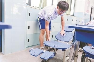 中小学午休课桌椅国标将于2026年实施 要求能坐能躺中国市场监管总局批准发布《中小学生午休课桌椅通用技术要求》标准，将于2026年2月1日正式实施