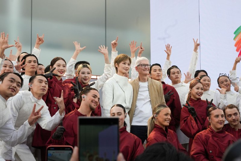  苹果 50 周年庆典落子成都，库克现身太古里​2026 年 3 月 18 日，苹果 50 周年全球庆典亚太首站在成都太古里盛大开启，CEO 库克亲临现场与市民互动