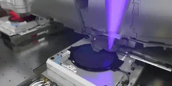 能生产3nm！中国成功研发全新DUV光刻：完全不同于ASML     中国科学院成功研发出全新的全固态深紫外(DUV)激光器,可发射波长为193nm的相干光源,具有与ASML等公司现有技术完全不同的设计理念