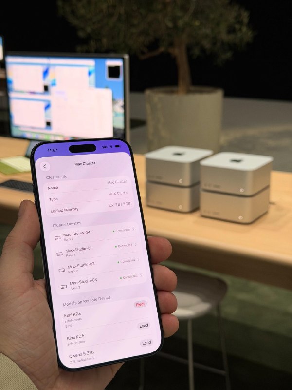  LM Studio 与苹果合作在四台 Mac Studio 上运行 1T 参数模型在 WWDC 上，LM Studio 与苹果合作，使用预览版 LM Studio 在由四台 Mac Studio 组成的集群上运行了一个 1T 参数的模型 Kimi K2.6