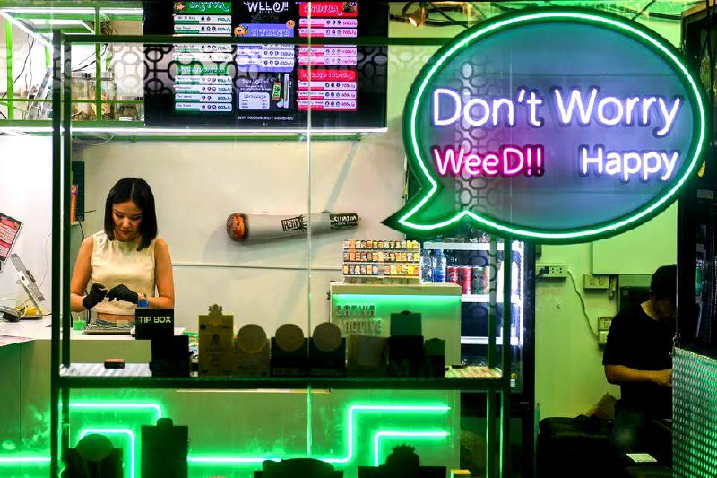 泰国卫生部长表示，泰国将在年底前禁止吸食大麻但继续允许其用于医疗目的卫生部长乔南·斯里卡维 (Cholnan Srikaew) 表示，该法案草案将于下个月提交内阁批准，然后在年底前提交议会通过