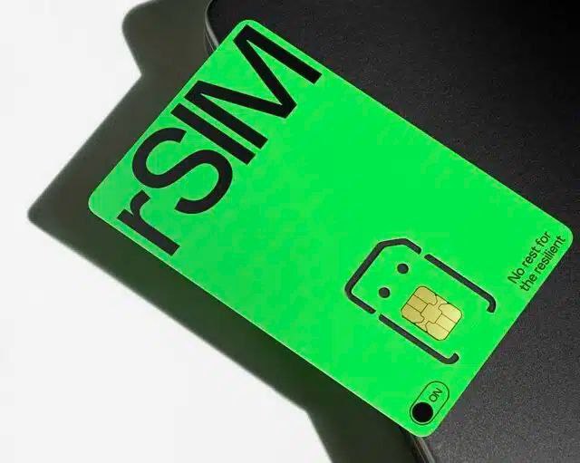 全球首个弹性 SIM 卡问世：为物联网设备提供“始终在线”方案德国电信物联网公司和 Tele2 物联网公司合作，推出了全球首个 rSIM，该技术的初衷，是提高正常运行时间、最大限度地降低连接中断的影响