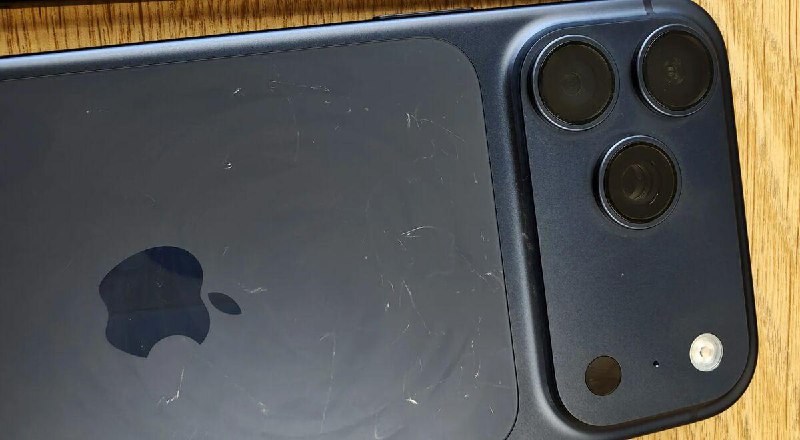  iPhone 17 Pro发售首日出现划痕问题苹果iPhone 17系列9月19日全球发售，但多地Apple Store展示机出现划痕