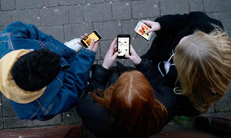 英国首相考虑限制 16 岁以下青少年使用社交媒体Rishi Sunak 正在考虑限制 16 岁以下青少年使用社交媒体，以保护他们免受网络伤害，有报道称可能会实施禁令