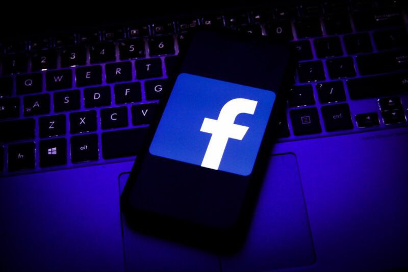 欧洲地区每月 14 美元即可使用无广告的 Facebook、InstagramMeta 正准备向欧盟用户收取每月 14 美元的订阅费，以便在手机上访问 Instagram，除非他们允许该公司将他们的个人信息用于有针对性的广告