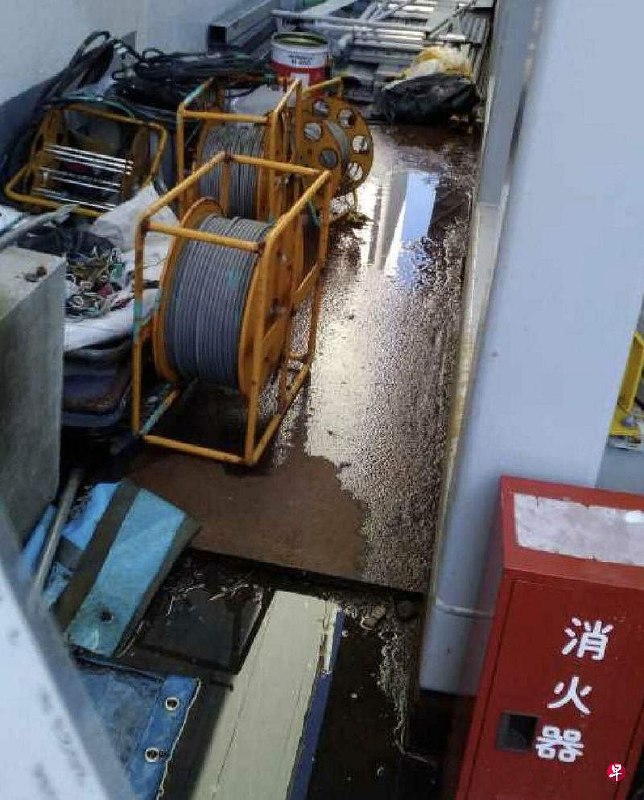 福岛核电站污水外泄原因 东电：忘关手动闸门日本东京电力公司说，福岛第一核电厂日前发生含放射性物质水外泄事件，是因为作业人员忘记关手动闸门，据信污水外泄约40分钟