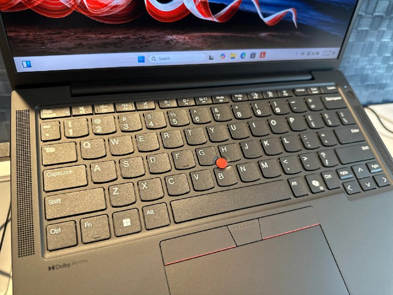 联想太阳能Yoga PC：工作永不停歇联想在MWC 2025展示了一款Yoga Solar PC概念笔记本，其A面覆盖太阳能板，转换率高达24%