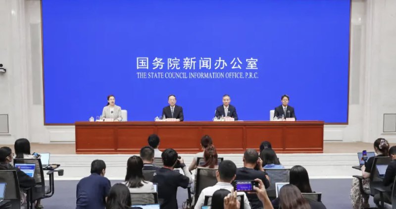 中国工信部将整治新能源汽车、光伏等重点行业的非理性竞争中国国务院新闻办公室举行“高质量完成‘十四五’规划”系列新闻发布会，工业和信息化部部长李乐成表示，工信部近期会同相关部门依法治理新能源汽车、光伏等行业的非理性竞争，已取得初步成效