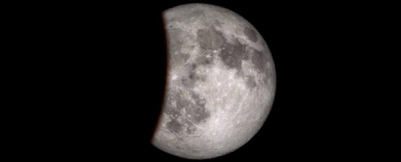 今夜将上演月偏食美景月偏食将于北京时间10月29日凌晨2点开始，结束于6时28分，最大本影食分约为0.128
