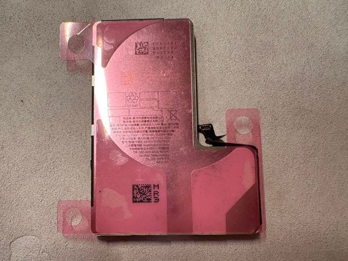 iPhone 16 Pro的电池，可能带有金属外壳