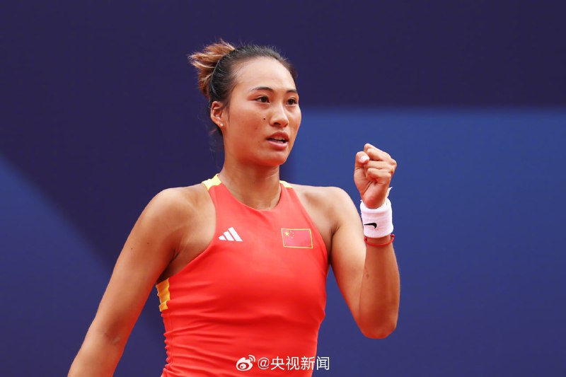 中国网球首枚奥运女单金牌巴黎奥运网球女单金牌赛，中国选手郑钦文战胜克罗地亚队选手维基奇，夺得金牌