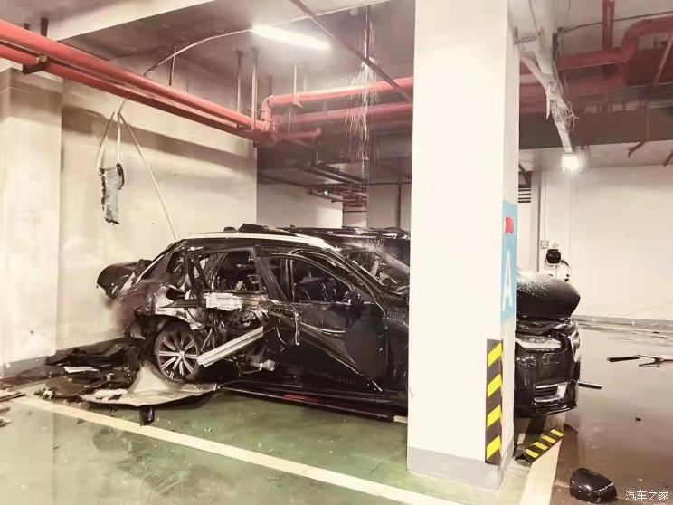 一辆沃尔沃XC90疑似在充电时发生爆炸 隔壁保时捷车玻璃被震碎11月30日，据汽车之家报道，近日在南京，一台沃尔沃XC90 T8插电混动版车型疑似在充电时发生爆炸