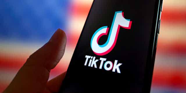 美国总统特朗普再次给予TikTok“不卖就禁”法律75天宽限期知情人士透露，白宫认为他们即将达成协议，将TikTok业务分拆成一家总部位于美国的新公司，由大多数美国投资者拥有并运营，字节跳动仅保持少数股权