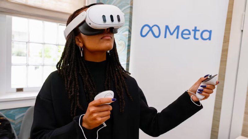 Meta 放弃推出与苹果竞争的高端 VR 头显Meta 公司决定取消一款原计划与苹果 Vision Pro 竞争的高端 VR 头显设备，该设备内部代号为“La Jolla”，原定于2027年发布，其配备超高分辨率的微型 OLED 屏幕，这与 Vision Pro 采用的技术相同