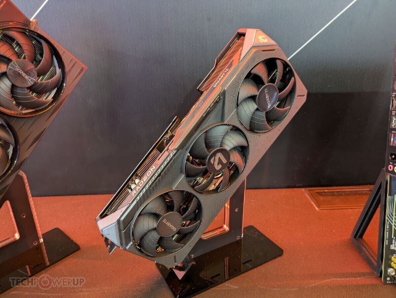AMD RX 9070 XT或将升级至32GB GDDR6AMD RX 9000系列GPU预计最高配备16GB GDDR6显存，但据Chiphell消息，AMD计划推出32GB版本RX 9070 XT