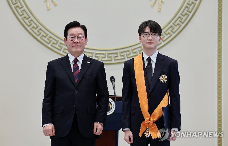 韩国总统向 Faker 授予最高级别体育勋章1 月 2 日，韩国总统李在明在青瓦台迎宾馆举行的迎新会上，向英雄联盟电竞传奇选手 Faker（李相赫）授予韩国最高级别体育勋章"青龙章"