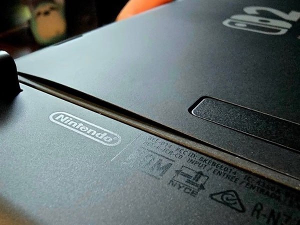 Switch2电池鼓包存起火风险，任天堂已启动调查据媒体报道，任天堂Switch 2上市后，有部分用户发现游戏机背后的背板出现鼓起现象，怀疑是内部的锂电池鼓包所致