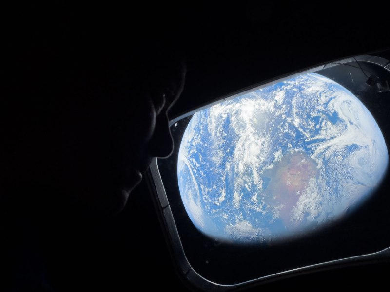  NASA 公布阿耳忒弥斯 II 任务 3 张由 iPhone 17 Pro Max 拍摄的舱内照片NASA 分享了 3 张在阿耳忒弥斯 II 月球任务期间由宇航员使用 iPhone 17 Pro Max 拍摄的照片