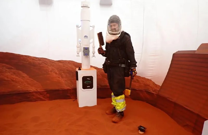 美国宇航局正在寻找志愿者在火星模拟中生活一年航天局周五呼吁志愿者参与其第二个为期一年的模拟火星任务，即“船员健康和绩效探索模拟”（CHAPEA 2）
