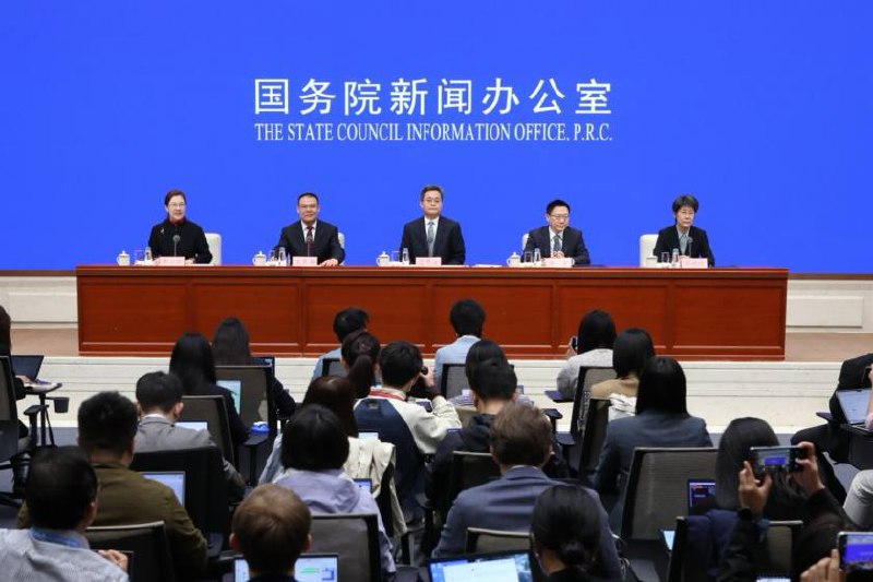 财政部周六发布会：四项财政增量举措已进入决策程序，中央财政还有较大举债空间财政部长蓝佛安说明：近期陆续推出的增量政策举措主要包括以下四个方面：1. 加力支持地方化债，即较大规模增加债务额度，支持地方化解隐性债务