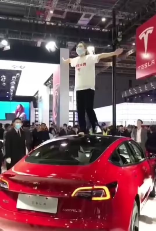  特斯拉车顶维权女车主获胜诉，法院判令提供完整行车数据北京市大兴区人民法院 9 月 16 日一审判决，责令特斯拉向车顶维权女车主张女士提供事故前半小时的完整行车数据