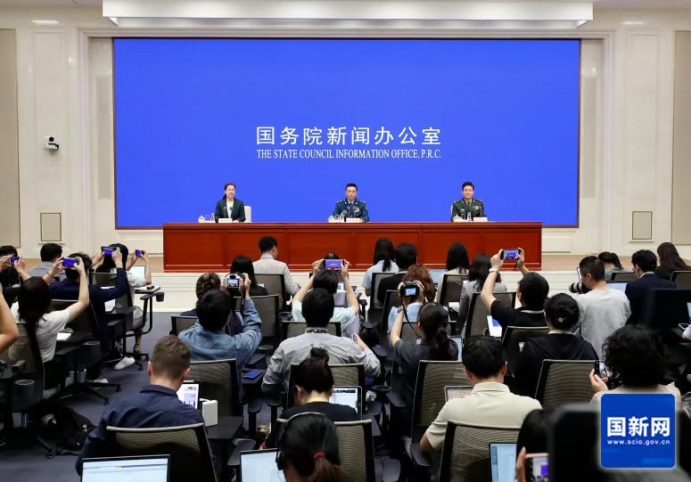 国务院发布阅兵准备情况：时长约 70 分钟，编设 45 个方队相关负责人介绍，这次阅兵所有的受阅武器装备都是国产现役主战装备，是继2019年国庆大阅兵后我军新一代武器装备的集中亮相，主要有以下特点：①以新型四代装备为主体，比如新型坦克、舰载机、歼击机等，按作战模块进行编组，展示我军体系作战能力