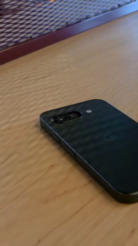 Pixel 9a真机意外现身三星S25 Edge视频谷歌Pixel 9a真机在一段关于三星Galaxy S25 Edge的YouTube视频中意外曝光