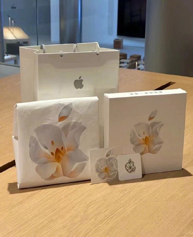 Apple 新开的静安店发放礼盒