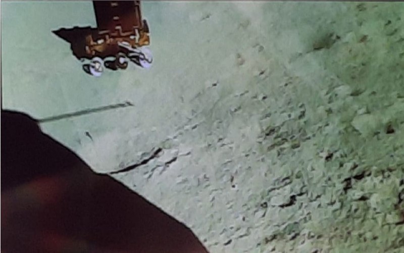 印度月船3号任务着陆器和漫游车失联中ISRO(印度航天研究组织)目前在X上发布讯息，正在努力与 Vikram 着陆器和 Pragyan 漫游车建立通信，以确定它们的唤醒情况