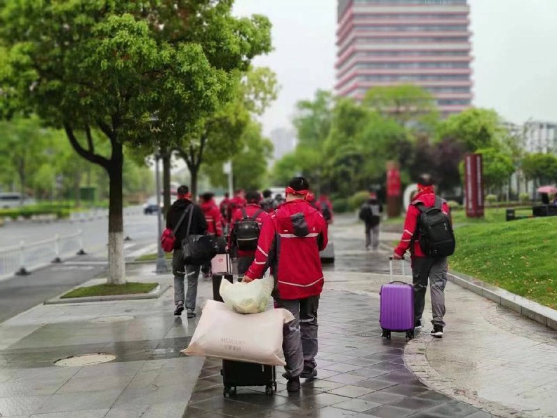 京东组织人员驰援上海，就冲这个，以后京东上能有的东西，不去其他家平台买了，强子这人能处，别人有困难他是真下本上啊