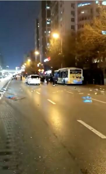 沈阳一公交车发生爆炸，现场有人员受伤2022年2月12日17时52分，沈阳市皇姑区黄河大街与宁山路交界处一辆公交车发生爆炸