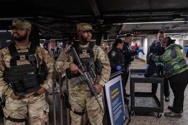 纽约州国民警卫队和州警察将在地铁巡逻并检查行李纽约州州长凯西·霍楚尔 (Kathy Hochul) 在纽约地铁发生一系列暴力犯罪事件后表示，她将向公交系统部署 1,000 名州警察和国民警卫队成员