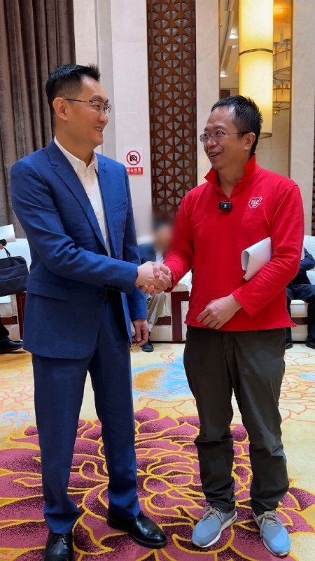 3Q大战十四年后，周鸿祎、马化腾罕见握手：相逢一笑！线索：@ZaiHuabot投稿：@TNSubmbot频道：@TestFlightCN3Q大战十四年后，周鸿祎、马化腾罕见握手：相逢一笑！线索：@ZaiHuabot投稿：@TNSubmbot频道：@TestFlightCN