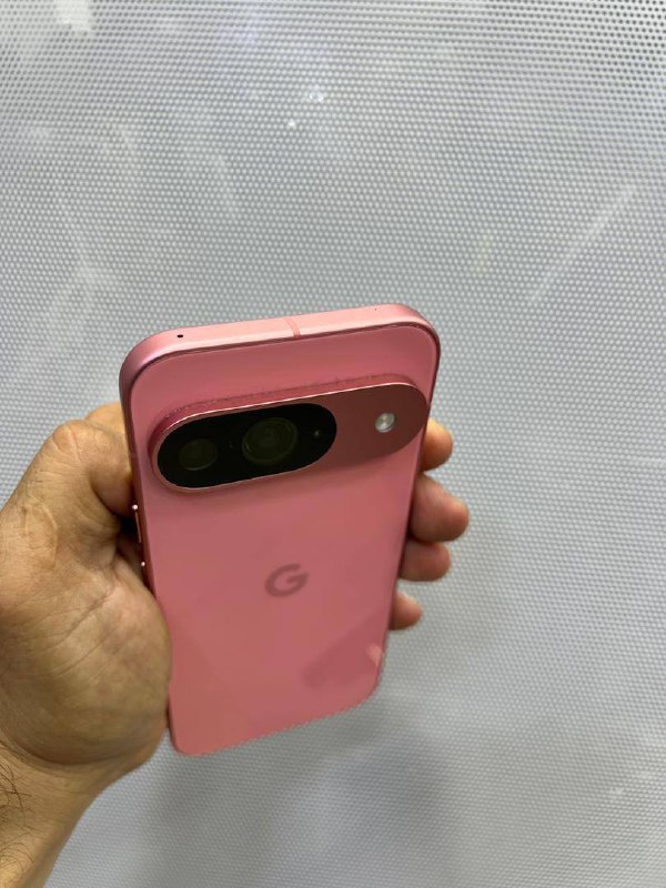 海外网友分享了一段粉色配色的 Google Pixel 9 真机上手视频