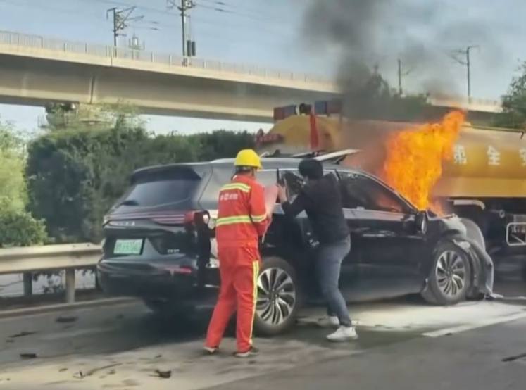 问界 M7 追尾养护车起火致 3 人遇难，车企回应：已成立专项小组，正配合调查4 月 26 日，山西运城一辆问界 M7 车辆发生交通事故，撞上养护车后起火，并疑似无法打开车门，视频中三人在砸后排车窗玻璃实施救援