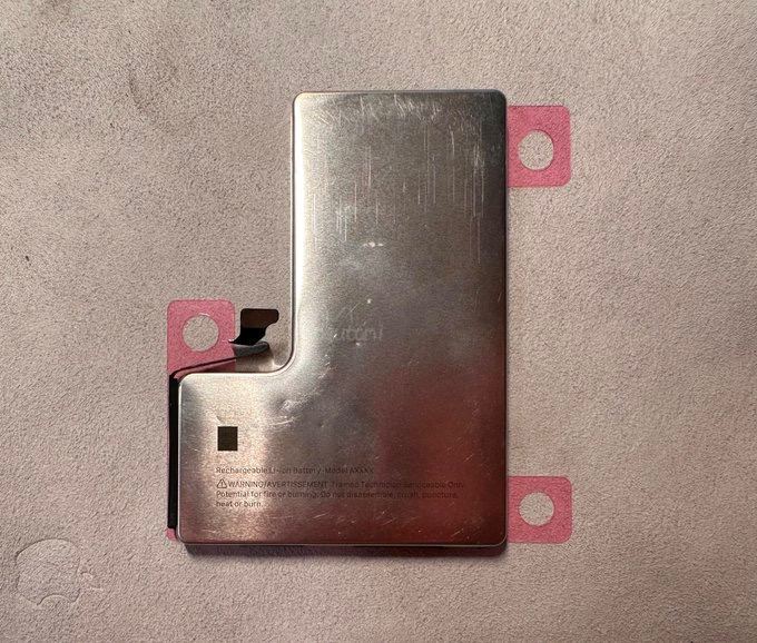 iPhone 16 Pro的电池，可能带有金属外壳