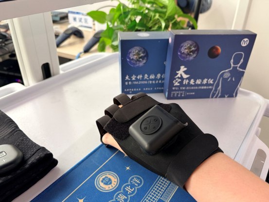 全国首个中医脑机接口装备"神工华佗"在天津落地脑机海河实验室团队研发的全国首个中医脑机接口装备"神工华佗"在天津落地