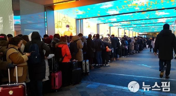 韩乐天免税店六年多来首迎百人以上中国团自从2017年3月“萨德入韩”后，韩国乐天免税店首次接待100人以上的中国旅游团