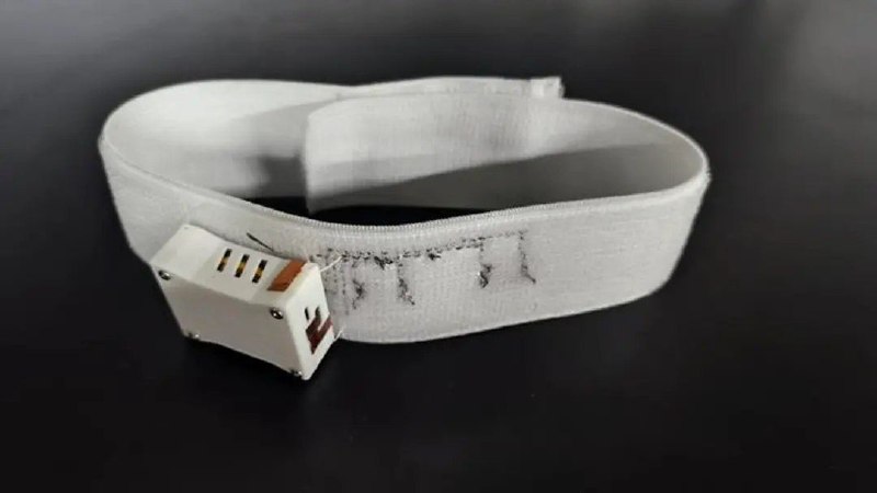 剑桥大学研发 AI 颈环 Revoice，无创辅助中风患者恢复语言功能剑桥大学研究团队近日研发出一款名为 Revoice 的可穿戴人工智能颈环，可以帮助中风后患有构音障碍的患者恢复语言能力